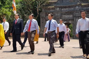 Đoàn công tác của Ủy ban Trung ương MTTQ Việt Nam thăm, chúc mừng Lễ Phật đản tại chùa Báo Quốc. Ảnh VOV