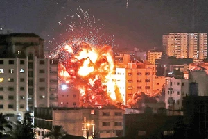 Một tòa nhà bị cháy trong vụ không kích của Israel vào Dải Gaza ngày 4-5