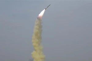 Một vụ thử tên lửa dẫn đường kiểu mới của Triều Tiên tại một địa điểm không xác định. Ảnh: TTXVN
