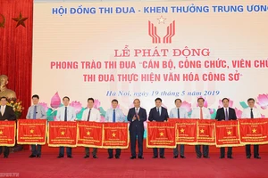 Thủ tướng Nguyễn Xuân Phúc trao Cờ thi đua của Chính phủ cho các địa phương. Ảnh VGP