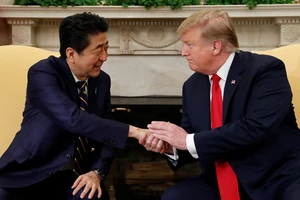 Tổng thống Donald Trump và Thủ tướng Shinzo Abe gặp nhau tại Nhà Trắng hôm 26-4. Ảnh: REUTERS
