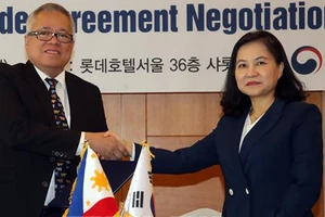 Bộ trưởng Thương mại Hàn Quốc Yoo Myung-hee và người đồng cấp Philippines Ramon Lopez - Ảnh: YONHAP/TTXVN