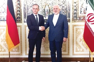 Ngoại trưởng Iran Mohammad Javad Zarif (phải) tiếp Ngoại trưởng Đức Heiko Maas