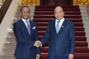 Thủ tướng Nguyễn Xuân Phúc và Bộ trưởng Ngoại giao và Hợp tác Timor-Leste Dionisio Babo Soares. Ảnh: VGP