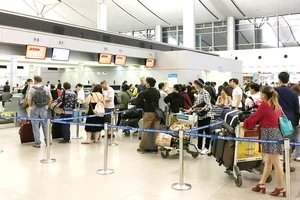 Hành khách chờ cân hành lý tại sân bay Tân Sơn Nhất. Ảnh: THÀNH TRÍ