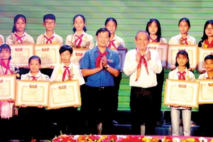 Phó Thủ tướng Thường trực Trương Hòa Bình trao bằng khen cho các thiếu nhi vượt khó học giỏi