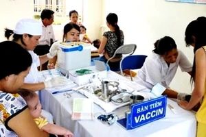 Bộ Y tế khuyến cáo người dân cần đưa trẻ đi tiêm vaccine sởi đầy đủ 