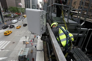 Nhân viên kỹ thuật lắp đặt thiết bị cho mạng 4G và 5G tại New York, Mỹ. Ảnh: REUTERS