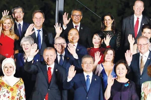 Thủ tướng Nguyễn Xuân Phúc và phu nhân cùng các Trưởng đoàn và phu nhân dự Hội nghị Thượng đỉnh G20. Ảnh: TTXVN