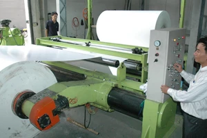 Sản xuất giấy cuộn tại một đơn vị. Ảnh: CAO THĂNG
