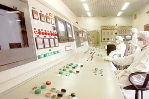Kỹ thuật viên Iran làm việc tại cơ sở làm giàu uranium ở Isfahan