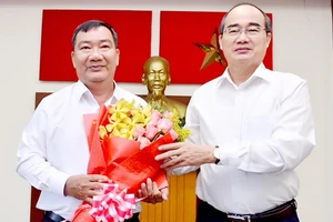 Đồng chí Trần Văn Thuận nhận quyết định giữ chức Bí thư Quận ủy quận 2, là bí thư không là người địa phương. Ảnh: VIỆT DŨNG