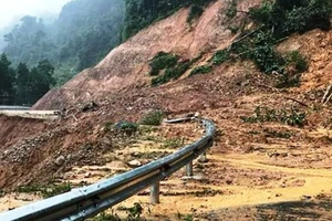 6.000m³ đất đá sạt xuống quốc lộ 4D Lai Châu - Lào Cai