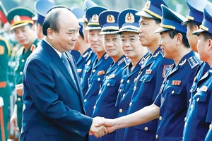 Thủ tướng Nguyễn Xuân Phúc với các cán bộ, sĩ quan Bộ Tư lệnh Cảnh sát biển Việt Nam. Ảnh: TTXVN
