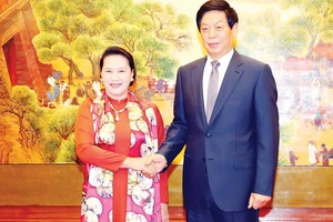  Chủ tịch Nhân đại Trung Quốc Lật Chiến Thư đón Chủ tịch Quốc hội Nguyễn Thị Kim Ngân Ảnh: TTXVN