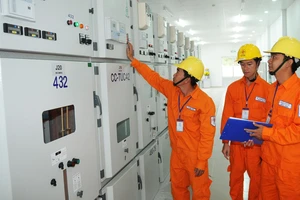 Công nhân EVNSPC vận hành trạm biến áp 110kV cung ứng điện đến người dân. Ảnh: CAO THĂNG