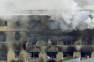 Lính cứu hỏa tại hiện trường vụ cháy xưởng phim hoạt hình Kyoto Animation ở Nhật Bản. Ảnh: REUTERS