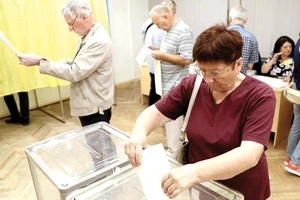 Cử tri Ukraine tại Thủ đô Kiev đi bầu Quốc hội mới