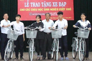 Học sinh nghèo huyện Sơn Tịnh (Quảng Ngãi) nhận xe đạp từ chương trình “Tiếp sức học sinh nghèo vượt khó đến trường”