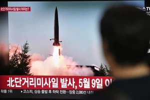 Người dân Seoul, Hàn Quốc, theo dõi tin tên lửa Triều Tiên được phóng ngày 25-7