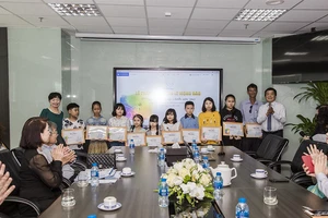 Trao tặng 83 suất học bổng Lê Mộng Đào cho con em nhân viên Tập đoàn Xây dựng Hòa Bình ​