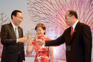 Phó Chủ tịch Thường trực UBND TP Lê Thanh Liêm chúc mừng Quốc khánh Singaopre