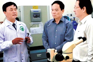 Phó Bí thư Thường trực Thành ủy TPHCM Trần Lưu Quang thăm các phòng thí nghiệm tại Trường ĐH Quốc tế (ĐH Quốc gia TPHCM). Ảnh: THANH HÙNG