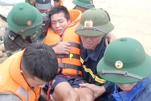 Các lực lượng đang nỗ lực tìm kiếm, cứu nạn người dân tại bản Sa Ná (xã Na Mèo, Quan Sơn, Thanh Hóa)
