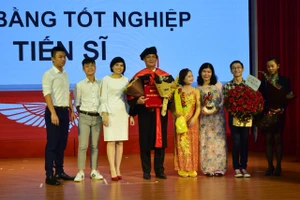 Ông Phan Thanh Long và gia đình tại buổi nhận bằng 