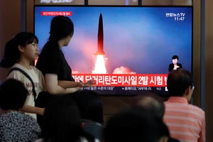 Người dân Hàn Quốc theo dõi thông tin về vụ phóng tên lửa của Triều Tiên tại Seoul ngày 31-7. Ảnh: REUTERS