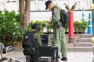 Cơ quan an ninh Thái Lan kiểm tra bom. Ảnh: REUTERS 