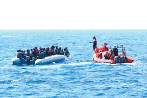  Người di cư được lực lượng cứu hộ trên tàu Ocean Viking giải cứu. Ảnh: AP