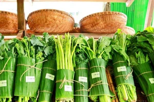 Nhiều siêu thị trong nước đã hưởng ứng trào lưu từ siêu thị Thái Lan, tận dụng lá chuối gói hàng. Ảnh VTC