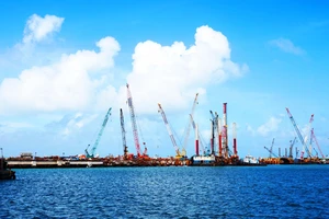Cảng Dung Quất (Quảng Ngãi) đang trở thành “thỏi nam châm” thu hút các nhà đầu tư lớn về miền Trung. Ảnh: NGỌC OAI