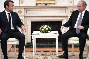 Tổng thống Nga Vladimir Putin và Tổng thống Pháp Emmanuel Macron (trái) gặp mặt ở Nga ngày 15-7-2018. Ảnh: RIA NOVOSTI