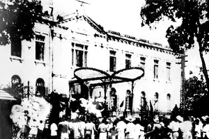Quần chúng nhân dân Hà Nội đánh chiếm Bắc Bộ phủ, cơ quan đầu não của chính quyền tay sai Pháp ở Bắc bộ ngày 19-8-1945. Ảnh: TL