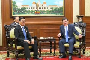 Chủ tịch UBND TPHCM Nguyễn Thành Phong (phải) tiếp ông Im Hen, Tổng Lãnh sự Vương quốc Campuchia tại TPHCM