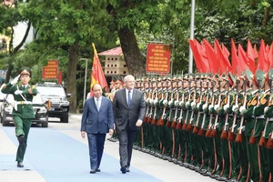 Thủ tướng Nguyễn Xuân Phúc và Thủ tướng Scott Morrison duyệt đội danh dự Quân đội Nhân dân Việt Nam