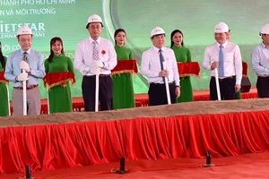 Chủ tịch UBND TPHCM Nguyễn Thành Phong cùng các đại biểu thực hiện nghi thức khởi công xây dựng nhà máy chuyển đổi công nghệ đốt rác phát điện.