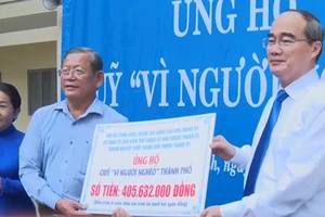 Bí thư Thành ủy TPHCM Nguyễn Thiện Nhân trao tiền ủng hộ một ngày lương cho Quỹ Vì người nghèo" TP