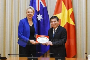 Chủ tịch UBND TPHCM Nguyễn Thành Phong trao quà lưu niệm cho Bộ trưởng Nông nghiệp Australia Bridget Mckenzi. Ảnh: HCMCPV.ORG.VN 