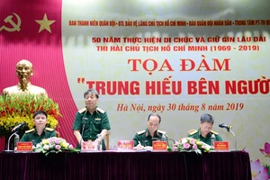 Thiếu tướng Phạm Văn Huấn, Bí thư Đảng ủy, Tổng Biên tập Báo Quân đội nhân dân phát biểu đề dẫn tọa đàm.
