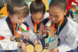 Ba VĐV Taekwondo Việt Nam đã vượt qua chủ nhà Hàn Quốc để giành HCV. Ảnh: NGUYỄN THANH HUY