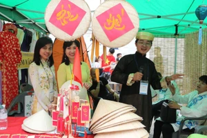 Một gian trưng bày áo dài dân tộc Việt Nam tại lễ hội. Ảnh: TTXVN
