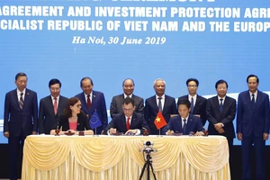 Thủ tướng Nguyễn Xuân Phúc chứng kiến ký Hiệp định Thương mại tự do giữa Việt Nam và Liên minh châu Âu. Ảnh: TTXVN