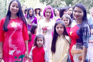 Trình diễn áo dài trong ngày Việt Nam tại Bỉ