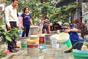 Người dân khu tái định cư E và F, phường Hòa Xuân phối hợp chính quyền địa phương dọn vệ sinh khu phố