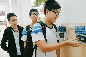Học sinh Trường THCS Trần Văn Ơn (quận 1) sử dụng thẻ HĐTM điểm danh đầu giờ học