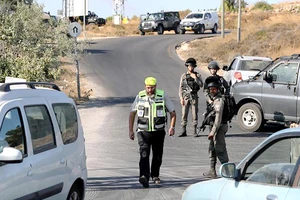 Binh sĩ Israel phong tỏa một con đường khu Bờ Tây để lùng bắt các tay súng Palestine Ảnh: REUTERS 