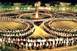 Năm 2013, múa xòe cũng đã lập kỷ lục Việt Nam với 3.000 người tham dự